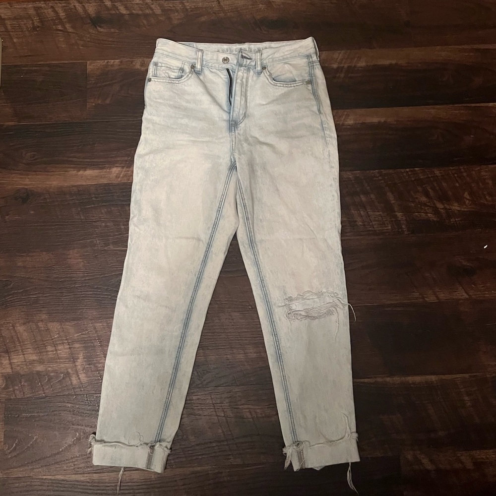 Light wash American Eagle mom jeans size 4.